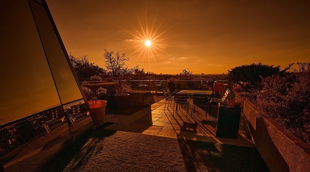 La terrasse d’Alizés, entre pauses estivales et couchers de soleil hivernaux
